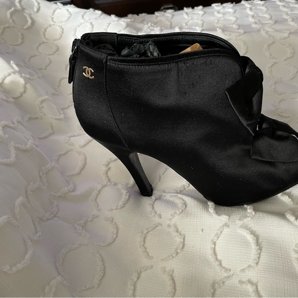 CHANEL Bow Satin Peep Toe Ankle Boots Booties Heels \\ 37.5 - Picture 3 of 3